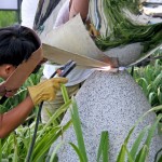 師傅小心焊接，固定在指定位置。