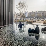 夕陽餘暉照映下，山林與雲(yún)兒與水中閑靜自適地『漂浮著』。