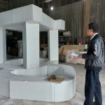 運(yùn)用保麗龍做出藝術(shù)品等比初胚模型，新業(yè)建設(shè) 簡福榮 總經(jīng)理於藝術(shù)品前仔細(xì)端詳著，藝術(shù)品各個(gè)角度的不同面貌。(拍攝期間非疫情警戒時(shí)期)