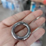 藝術(shù)家以簡約的不銹鋼圈為基底，透過完美線條勾勒與立體空間交錯(cuò)，構(gòu)成壯麗的主體。