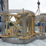 一片片固定的木板保護(hù)著藝術(shù)品，木板們一一拆除時(shí)，如同緩緩揭開藝術(shù)品的神秘面紗。