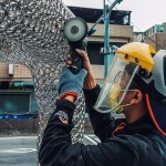 職人利用青土拋光金屬，讓光澤及線條感更加突顯，讓藝術(shù)品亮相時(shí)耀眼奪目。