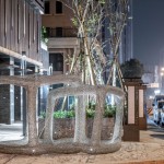 走在天幕漸暗、燈火閃爍的城市中，『灰階-方』在燈光的折射下，散發(fā)出與白天不同面的迷人樣貌。