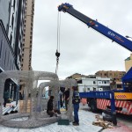 出動(dòng)大型吊車，將藝術(shù)品調(diào)整到最適合的角度、定位，準(zhǔn)備揭開優(yōu)雅展演的序幕。