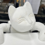 構(gòu)圖變?yōu)榱Ⅲw，透過保麗龍模型確認肌理線條，琢磨表情細節(jié)，打造唯妙唯俏的藝術(shù)品。