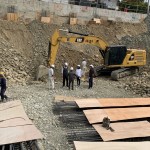 偌大的1300坪建築基地中，尋覓各式各樣的原石，每一塊宛如渾然天成的藝術品，承載著歷史的沉澱與生命歷程。