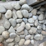 這些原石並非只是冰冷的礦石，而是帶有靈魂的存在，每一塊石頭都有它獨特的特質，有的沉靜而深沈，有的活潑而生動。