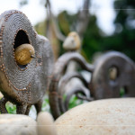 鳥兒穿梭在沉重的鐵件之中，呈現(xiàn)作品的趣味性與獨特性，賦予一股靈動的生命力。