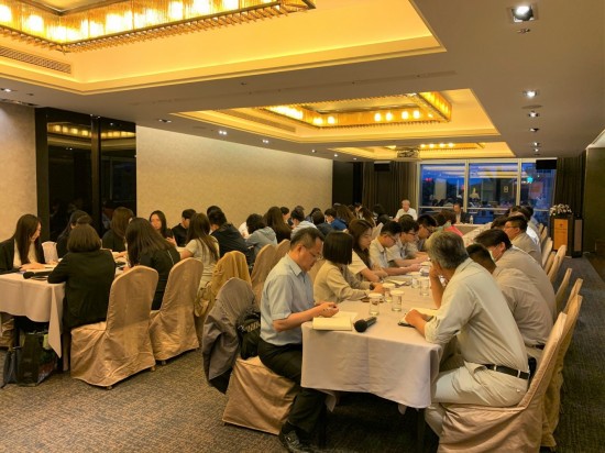 每月月底，是新業(yè)團(tuán)隊(duì)齊聚的時(shí)刻。分享自身工作經(jīng)驗(yàn)與回饋，展開(kāi)跨時(shí)代、跨部門(mén)的對(duì)話。