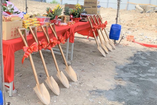 閃耀著金銅色光輝的開工鏟子，將剷出心中築夢成真的美好願景。