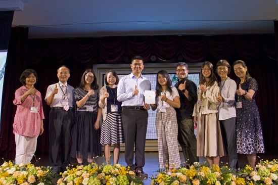 「用生命去影響另一個生命，是一件很美好的事」，感謝公益的路上有一群張老師們的陪伴。圖為新業(yè)建設(shè)楊世偉經(jīng)理（圖中）頒發(fā)聘書給張老師群。