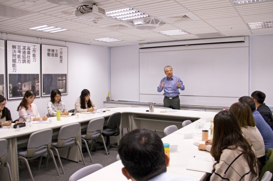 新業(yè)建設(shè)名譽(yù)董事長穆椿松先生（圖中），親自教導(dǎo)新業(yè)的文化與理念，期盼在座同仁以這份職人哲學(xué)為念，持續(xù)傳遞下去。