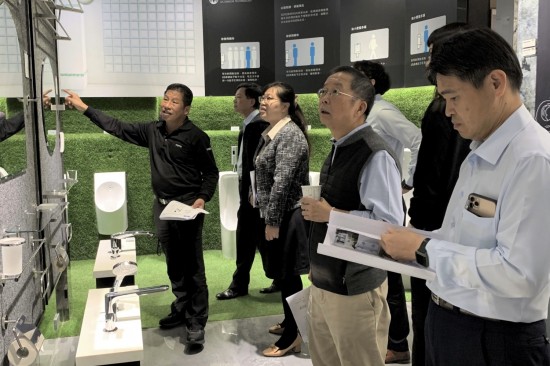 沐浴時光能開啟與自己的一段對話，根據(jù)人體工學的舒適度，選材的標準，找到適合且舒心的衛(wèi)浴設備。（圖右二為新業(yè)建設卓勝隆董事長）