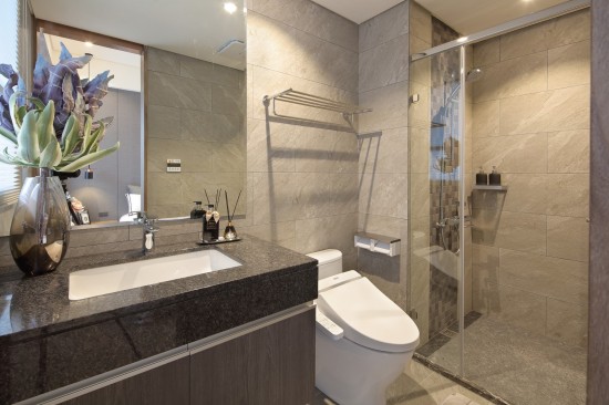 易清潔不卡垢的洗手檯面，搭配下方完整的收納空間，暖心的乾溼分離設計，讓整個衛(wèi)浴空間乾爽、舒適、宜人。