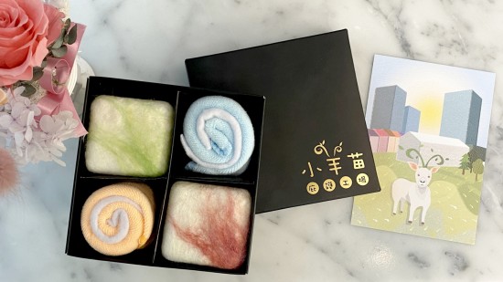 羊毛皂由小羊苗庇護(hù)工場內(nèi)的身心障礙員工獨立完成，作畫般揮灑而成的創(chuàng)意，絲絲羊毛如一抹夕陽雲(yún)彩般的色調(diào)。