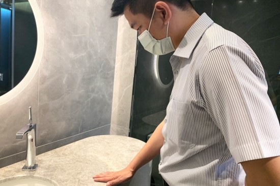 生活質感需要細細品味，輕觸材質質地，觀察設計調性、紋路，職人細細琢磨，以講究打造生活，感受肌膚觸感最佳的質地。