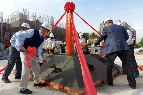 齊心共喊「開工大吉」；以金鏟鏟起沙堆，象徵工程進度平安順利，新業(yè)重視每個新案的起頭，勤懇踏實地為未來種下一個成家夢。