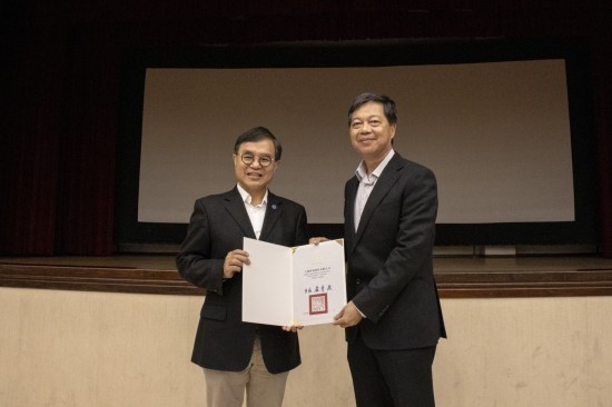 新業(yè)築願景工地能出一份心力，臺中市府也表達感恩之意，致贈感謝狀。(圖右為大砌營造簡福榮總經(jīng)理)