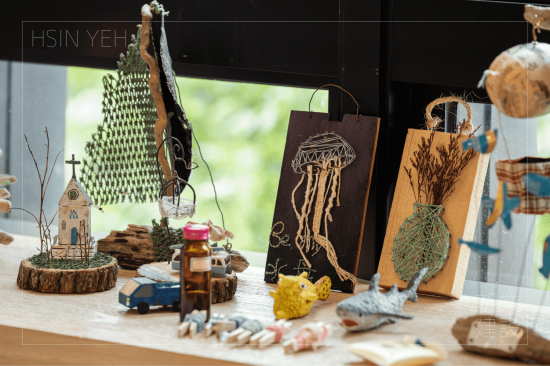 那些在海上漂流的浮木、浮球、漁網(wǎng)等等的海洋廢棄物，只要加上一點(diǎn)巧思就能製成創(chuàng)意支架、精美的吊牌、小巧精緻的美麗花器及更多更美麗的海廢作品，藉著老師的雙手，給予了這些海廢品全新的面貌。