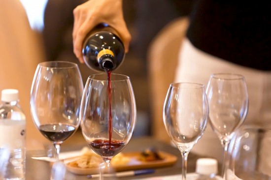 源自於墨西哥海岸的暖洋，繞過(guò)半個(gè)地球來(lái)到另一端北緯45度，灌溉大地，化作經(jīng)典的杯中佳釀。而歷史上女爵的聯(lián)姻、日不落帝國(guó)的發(fā)揚(yáng)，讓波爾多紅酒登場(chǎng)之後，成為千年不滅的網(wǎng)紅，聞名遐邇。