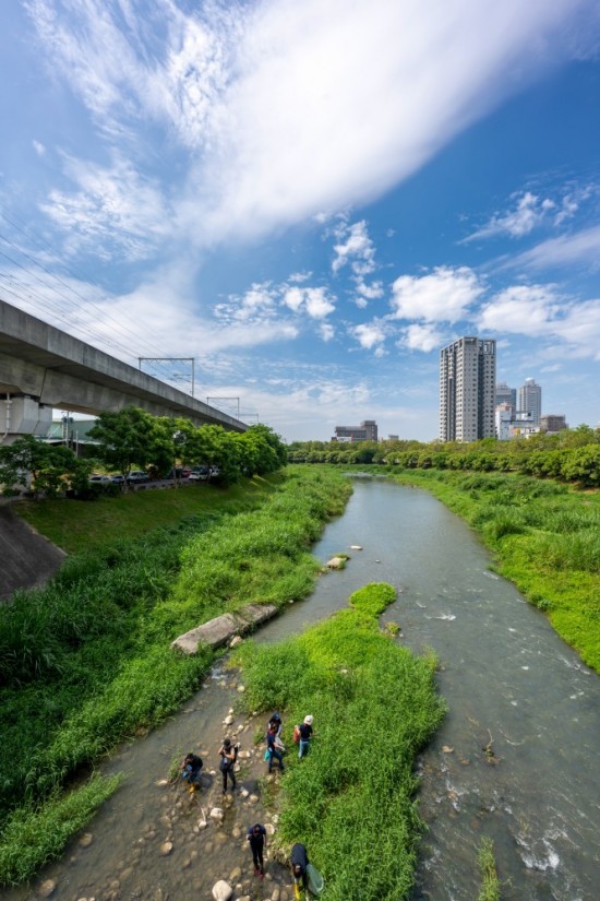河流孕育人文，淵源流長的筏子溪，過去主要提供臺中五大圳的灌溉，少了三面光的水泥化人為整治，回到原始自然生態(tài)的共存模式，藍(lán)天與綠意相佐為美麗風(fēng)景。