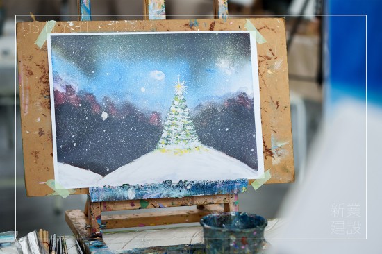 暖陽映照，相聚於此，12月初與家族來場(chǎng)畫布裡的聖誕，提前感受節(jié)日氛圍，繪出屬於自己獨(dú)特的聖誕禮物。