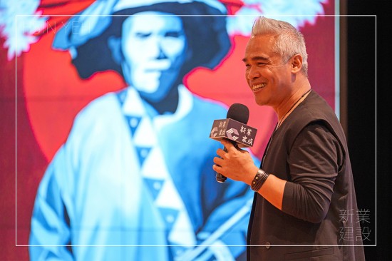 首位躍上國際藝壇，阿美族藝術(shù)家—花蓮玉里馬泰林部落 ＃優(yōu)席夫，定居於英國愛丁堡，於倫敦、紐約、柏林畫廊與各大藝術(shù)節(jié)皆可見他的作品，作品用色大膽、主題鮮明，充滿強(qiáng)烈的視覺張力，來自細(xì)緻的文化底蘊(yùn)。