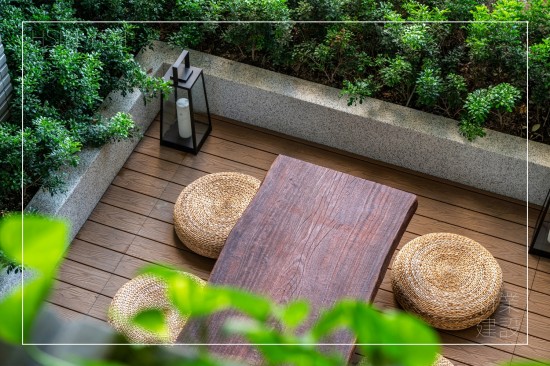 新業(yè)為城市築起一座森鄰，四季合院以四季為設(shè)計(jì)主題的露臺，不同的主題造景與高度視野，創(chuàng)造各具特色的空間感受，歡迎住戶走出家門，與鄰里在此一同小歇談心，就像是過去三合院前的「埕」，總是滿載著人們的笑語，和溫暖人情。