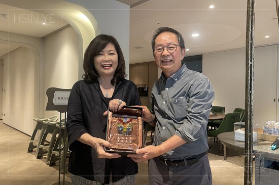 設(shè)計(jì)觀摩日，感謝同業(yè)的交流與分享，每場(chǎng)參訪尾聲，致上滿滿感謝並贈(zèng)予紀(jì)念獎(jiǎng)盃。
新業(yè)建設(shè)董事長(zhǎng)卓勝隆(右一)與龍寶建設(shè)董座張麗莉(左一)
