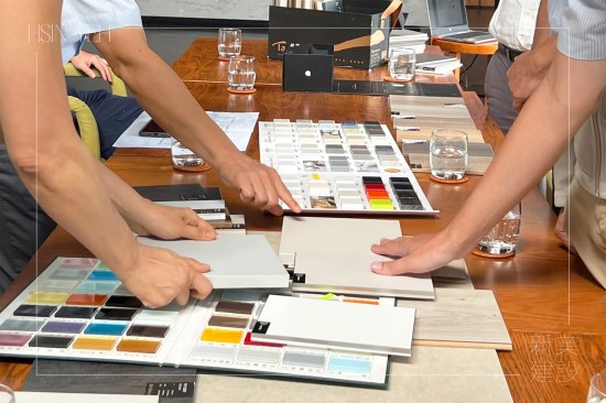 透過(guò)指尖觸摸面板，感受肌理、紋路、質(zhì)感，甚至板材韌度上的差異，感受每一份細(xì)節(jié)。