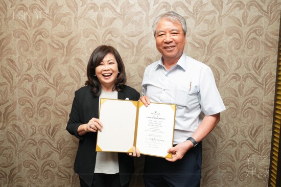 新業(yè)建設(shè) 創(chuàng)辦人–穆椿松先生(右一) 受邀擔任2024國家卓越建設(shè)獎–最佳社會住宅類評審委員，與 中華民國不動產(chǎn)協(xié)進會 理事長–張麗莉 (左一)合影。