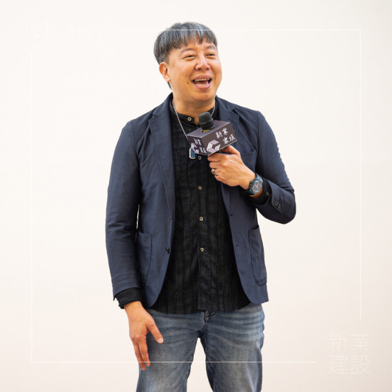 歐耶老師用說(shuō)故事、演喜劇、辦講座等形式，將即興的快樂(lè)感動(dòng)傳遞給更多人，讓大家在笑聲中，找回愛(ài)自己的能力。