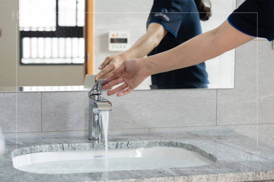 驗屋環(huán)節(jié)DNA-將水裝滿下嵌式面盆，測試面盆周邊接縫處及下方排水管路，是否有滲漏的現(xiàn)象發(fā)生。