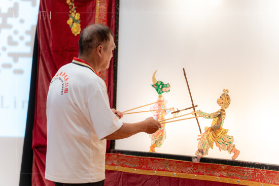 邀請(qǐng)來自高雄–東華皮影劇團(tuán)，敘說家傳七代百年傳承文化，期盼傳遞無形文化資產(chǎn)。(圖中為張榑國團(tuán)長(zhǎng))