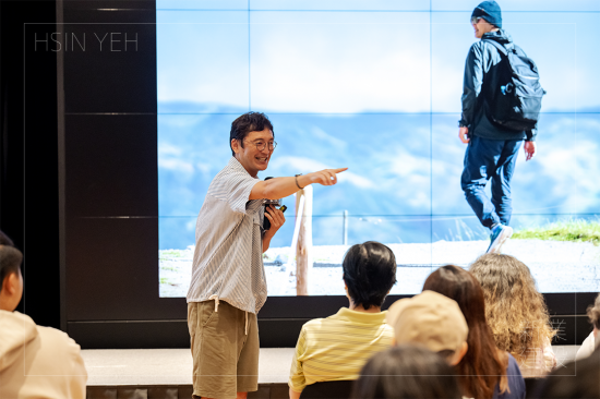 誤打誤撞，踏上郵務(wù)人生的差差，八年前無(wú)心插柳的照片卻意外在網(wǎng)上爆紅，超過(guò)萬(wàn)人透過(guò)他的鏡頭，追蹤著他所看見(jiàn)的臺(tái)南。