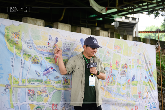 由荒野志工開場(chǎng)，講解筏子溪多元豐富的生態(tài)，用可愛繪圖的方式讓大朋友小朋友聽得意猶未盡。
