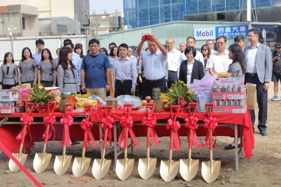 新業(yè)大家長 穆椿松榮譽(yù)董事長(左一)為首，新業(yè)【築之細(xì)道】同仁誠心祈請土地神，保佑施工過程的順?biāo)欤旎樌蠹?>
										<div   id=