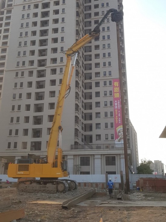 正式開挖前，工程人員先將鋼軌樁一個個立正站好，為之後的工程起到擋土的作用。