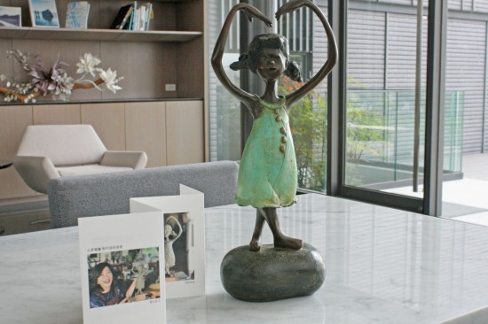 108年度張老師基金會(huì)授證的「心手相連」藝術(shù)品，期盼透過(guò)一個(gè)人接著一個(gè)人，薪火相傳之餘，也將這份公益的熱情與愛(ài)，不斷持續(xù)。