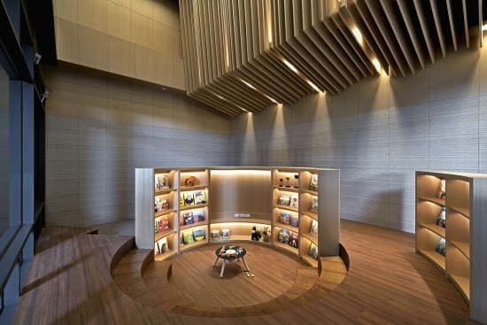 「新業(yè)宜家」兒童遊戲室是由同心圓匯聚而成的環(huán)狀走道與空間，特地採挑高六米設計，打造舒適無壓的遊樂空間，讓人沉浸於親子共讀的溫馨時刻。