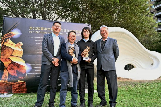 穆椿松榮譽(yù)董事長（圖片右起）、居研所林宜鋒建築師、新業(yè)建設(shè)卓勝隆董事長、居研所蕭智夫建築師，懷抱著這項(xiàng)殊榮，新業(yè)團(tuán)隊(duì)會(huì)持續(xù)規(guī)畫更多適居好宅，讓經(jīng)典流傳盛放。