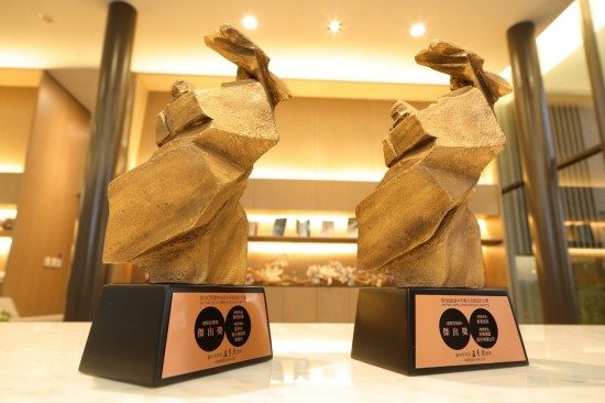 取自大自然媒材，魯班獎就像書法家在空中揮毫，筆畫凝固定型的過程，每一筆都帶有遒勁的力道。