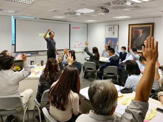 特邀專業(yè)簡(jiǎn)報(bào)力－王永福老師，透過講師對(duì)於職場(chǎng)簡(jiǎn)報(bào)的深刻見解，讓我們了解到如何在每一次上臺(tái)時(shí)，都能兼顧精采度及專業(yè)度。