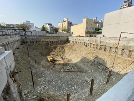 擋土柱穩(wěn)穩(wěn)地紮進地面，為基地開挖必要的守護者。