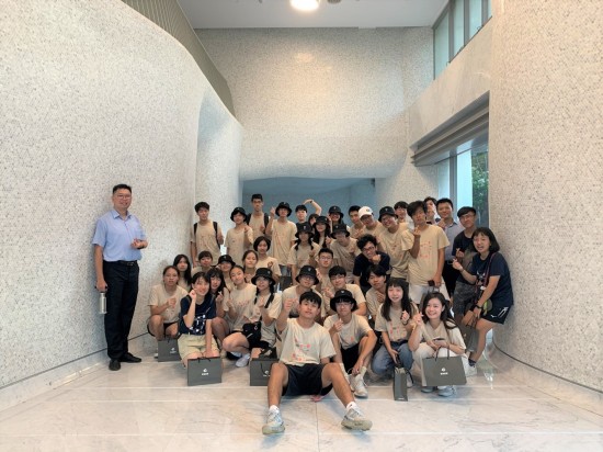 初綻的青春年華，對建築自有一番見解與看見。透過本次的東海建築營，新業(yè)鼓勵孩子延伸自我的經歷，期許效法隈研吾、伊東豐雄、安藤忠雄等大師風範，未來也能代表臺灣在國際佔有一席地位?。拘聵I(yè)觀峰】。