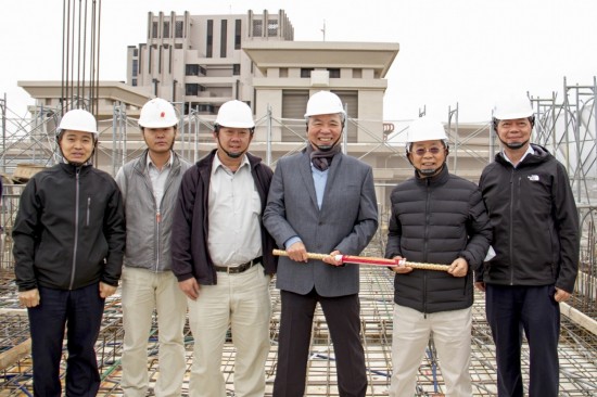 「築之細(xì)道」順利迎來(lái)上樑典禮，2020年年末，新業(yè)建設(shè)名譽(yù)董事長(zhǎng)穆椿松先生（圖右三）、卓勝隆董事長(zhǎng)（圖右二）、簡(jiǎn)福榮總經(jīng)理（圖右一）、邱正光副總經(jīng)理（圖左一）一同蒞臨現(xiàn)場(chǎng)，祝福工程平安順利地完工。