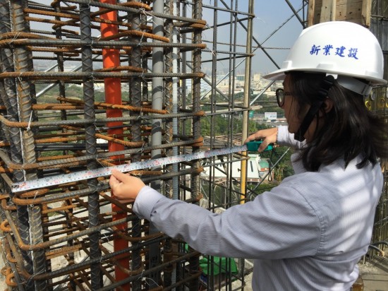 建築師正在查驗(yàn)鋼筋「間距」，在樓版鋼筋部分講究對(duì)齊、平整，是我們不畏繁瑣的信念。