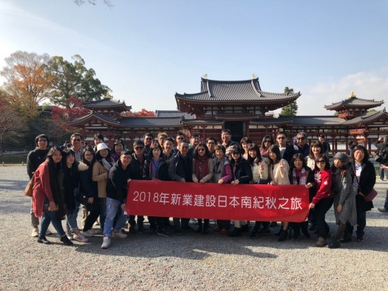 世界文化遺産之一的宇治平等院，特色包括表現(xiàn)極樂世界的鳳凰堂、精心雕刻的木造神像、以及日本三銘鐘之一的梵鐘等多種日本國家至寶。