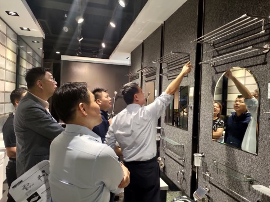 為了讓幸福更貼近您的生活，新業(yè)團(tuán)隊總是設(shè)想得更多，包含浴室收納架的設(shè)計等。