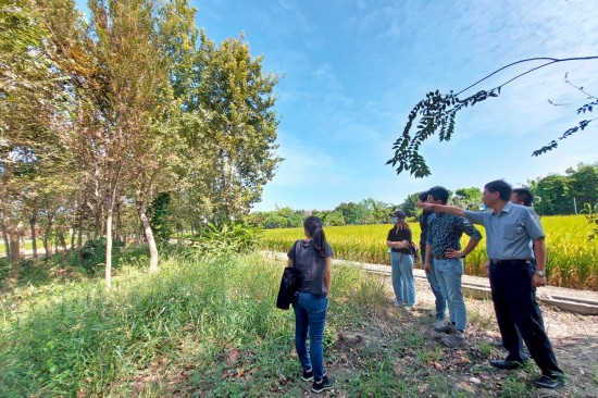 在一個(gè)風(fēng)和日麗的早晨，新業(yè)職人團(tuán)隊(duì)一同來前往彰化，為『築之細(xì)道』嚴(yán)選出符合心中理想的樹木。
